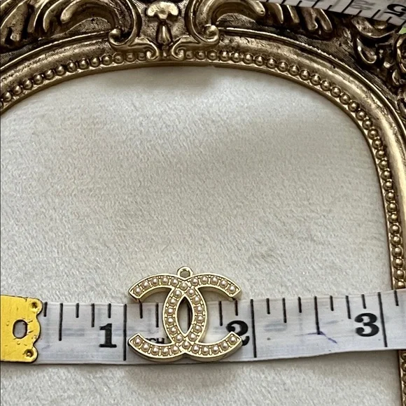 CHANEL Gold pearl zipper pull pendant - Picture 2 of 4